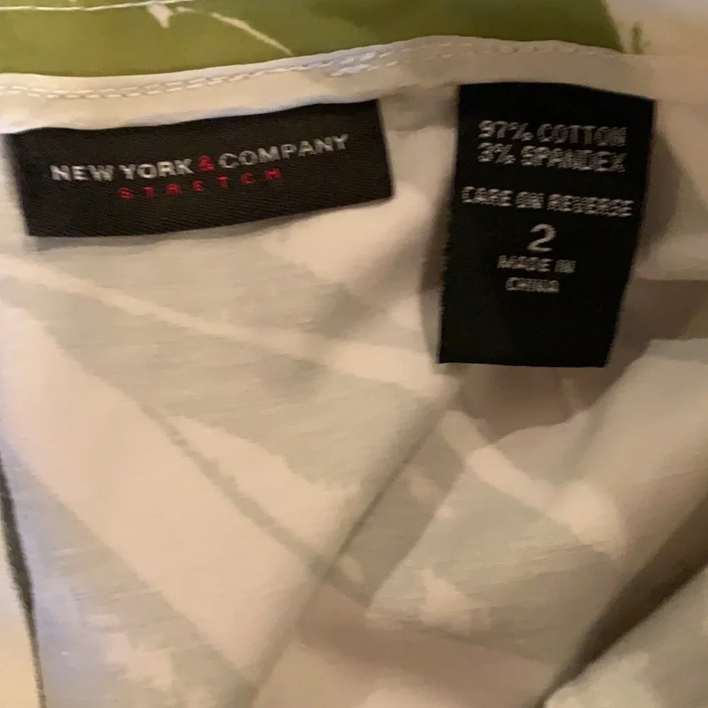Size 2 Skirt with 2 small front Pockets Zips in back Kick pleat in back - Picture 3 of 12